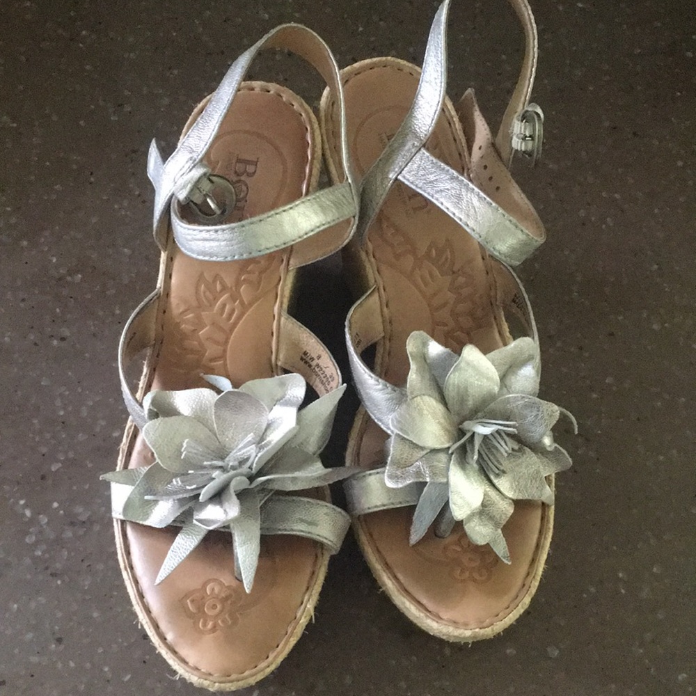 Champagne gold wedge with flower detail size 8